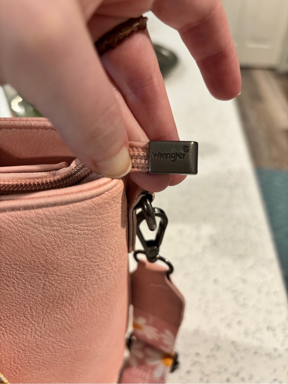 LOWEST Wrangler Blush Pink Daisy Crossbody Bag - Picture 3 of 8